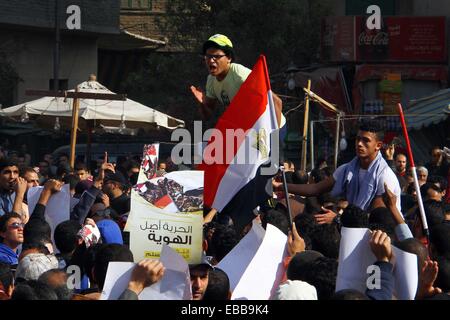 Kairo, Ägypten. 28. November 2014. Anhänger des gestürzten islamistischen Präsidenten Mohamed Morsi besuchen eine Demonstration in Kairos Al Matariyyah Bezirk, Ägypten, am 28. November 2014. Eine schwere Explosion wurde am Freitagnachmittag um Ramses Hilton Hotel in der Nähe von Tahrir-Platz in der Innenstadt von Kairo, hört wo eine pro-militärische Demonstration stattfand. Auf der anderen Seite wurden zwei Menschen bei Kairos Al Matariya Nachbarschaft Tote bei Zusammenstößen zwischen Polizisten und Demonstranten erschossen. Bildnachweis: Ahmed Gomaa/Xinhua/Alamy Live-Nachrichten Stockfoto