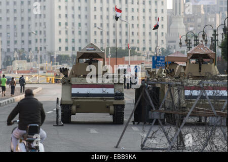 Kairo, Ägypten. 28. November 2014. Ägyptischen Militär Personnels und Panzern bewachen während einer pro-militärischen Demonstration auf dem Tahrir-Platz in Kairo, Ägypten, am 28. November 2014. Eine schwere Explosion wurde am Freitagnachmittag um Ramses Hilton Hotel in der Nähe von Tahrir-Platz in der Innenstadt von Kairo, hört wo eine pro-militärische Demonstration stattfand. Auf der anderen Seite wurden zwei Menschen bei Kairos Al Matariya Nachbarschaft Tote bei Zusammenstößen zwischen Polizisten und Demonstranten erschossen. Bildnachweis: Pan-Chaoyue/Xinhua/Alamy Live-Nachrichten Stockfoto