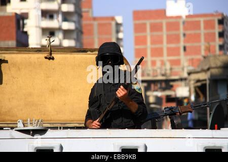 Kairo, Ägypten. 28. November 2014. Eine ägyptische Aufruhr Polizisten Wachen während einer Demonstration in Kairos Al Matariyyah Bezirk, Ägypten, am 28. November 2014. Eine schwere Explosion wurde am Freitagnachmittag um Ramses Hilton Hotel in der Nähe von Tahrir-Platz in der Innenstadt von Kairo, hört wo eine pro-militärische Demonstration stattfand. Auf der anderen Seite wurden zwei Menschen bei Kairos Al Matariya Nachbarschaft Tote bei Zusammenstößen zwischen Polizisten und Demonstranten erschossen. Bildnachweis: Ahmed Gomaa/Xinhua/Alamy Live-Nachrichten Stockfoto