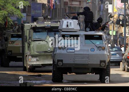 Kairo, Ägypten. 28. November 2014. Ägyptische Sicherheitskräfte zerstreuen eine Demonstration für gestürzten islamistische Präsident Mohamed Morsi in Kairos Al Matariyyah Bezirk, Ägypten, am 28. November 2014. Eine schwere Explosion wurde am Freitagnachmittag um Ramses Hilton Hotel in der Nähe von Tahrir-Platz in der Innenstadt von Kairo, hört wo eine pro-militärische Demonstration stattfand. Auf der anderen Seite wurden zwei Menschen bei Kairos Al Matariya Nachbarschaft Tote bei Zusammenstößen zwischen Polizisten und Demonstranten erschossen. Bildnachweis: Ahmed Gomaa/Xinhua/Alamy Live-Nachrichten Stockfoto
