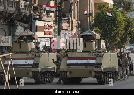 Kairo, Ägypten. 28. November 2014. Ägyptischen Militär Personnels und Panzern bewachen während einer pro-militärischen Demonstration auf dem Tahrir-Platz in Kairo, Ägypten, am 28. November 2014. Eine schwere Explosion wurde am Freitagnachmittag um Ramses Hilton Hotel in der Nähe von Tahrir-Platz in der Innenstadt von Kairo, hört wo eine pro-militärische Demonstration stattfand. Auf der anderen Seite wurden zwei Menschen bei Kairos Al Matariya Nachbarschaft Tote bei Zusammenstößen zwischen Polizisten und Demonstranten erschossen. Bildnachweis: Pan-Chaoyue/Xinhua/Alamy Live-Nachrichten Stockfoto