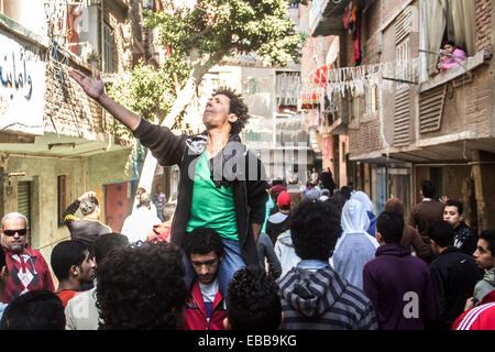 Kairo, Ägypten. 28. November 2014. Anhänger des gestürzten islamistischen Präsidenten Mohamed Morsi besuchen eine Demonstration in Kairos Al Matariyyah Bezirk, Ägypten, am 28. November 2014. Eine schwere Explosion wurde am Freitagnachmittag um Ramses Hilton Hotel in der Nähe von Tahrir-Platz in der Innenstadt von Kairo, hört wo eine pro-militärische Demonstration stattfand. Auf der anderen Seite wurden zwei Menschen bei Kairos Al Matariya Nachbarschaft Tote bei Zusammenstößen zwischen Polizisten und Demonstranten erschossen. Bildnachweis: Pan-Chaoyue/Xinhua/Alamy Live-Nachrichten Stockfoto