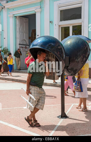 CIENFUEGOS, Kuba - 7. Mai 2014: unbekannte Leute reden auf öffentliche Telefone auf der Straße am 7. Mai 2014 in Cienfuegos, Kuba. Stockfoto