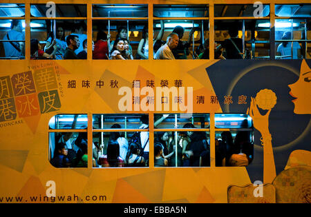 Hong Kong, Werbung Dekorationen auf die typischen Doppelstock-Straßenbahn noch in Betrieb im Zentrum Stadt Stockfoto