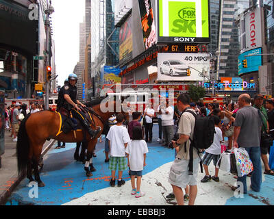 Touristen fotografieren des New York Police Department montiert Unit Offiziere und Pferde. Stockfoto