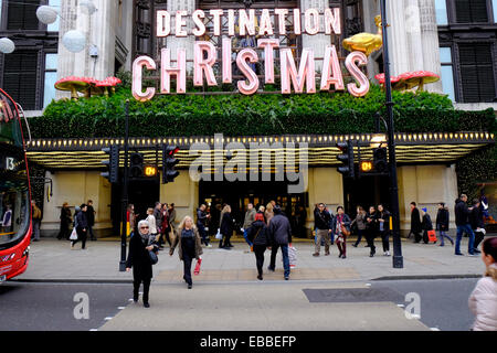 Vorderansicht des Selfridges mit Weihnachtsschmuck. Stockfoto