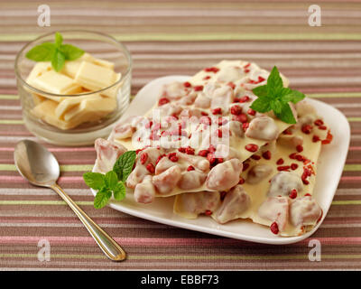 Weiße Schokolade mit Erdbeeren. Rezept zur Verfügung. Stockfoto