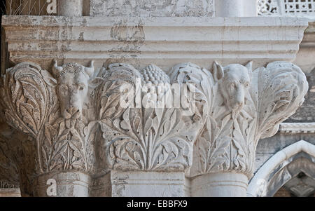 Detail des Schnitzens von Stieren auf Kapitol der Säulen des oberen Flur der Dogenpalast oder Palazzo Reale in Venedig Italien Stockfoto