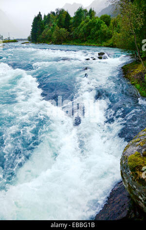 Milchig blaue Gletscherwasser Briksdal Fluss in Norwegen Stockfoto