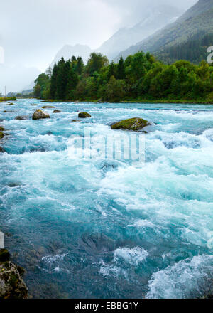 Milchig blaue Gletscherwasser Briksdal Fluss in Norwegen Stockfoto