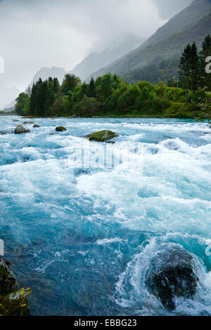 Milchig blaue Gletscherwasser Briksdal Fluss in Norwegen Stockfoto