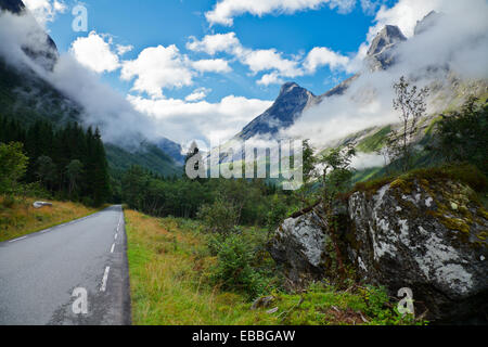 Malerische Bergstraße in Norwegen Stockfoto