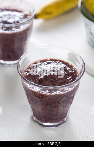 Banane mit Blueberry Smoothie durch einige frischen Bananen Stockfoto