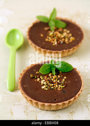 Schokoladen-Törtchen mit Pistazien. Rezept zur Verfügung. Stockfoto