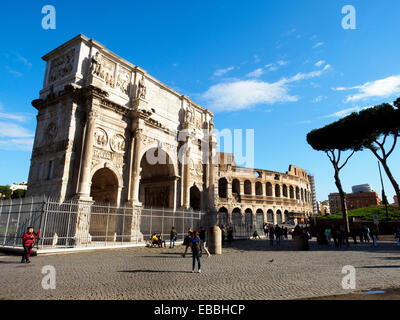 Der Bogen von Constantine und das Kolosseum - Rom, Italien Stockfoto