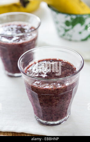 Banane mit Blueberry Smoothie durch einige frischen Bananen Stockfoto