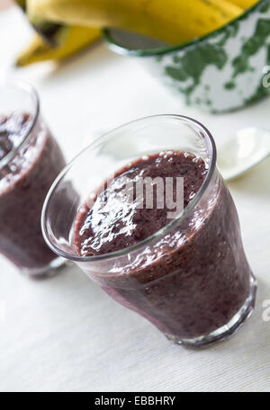 Banane mit Blueberry Smoothie durch einige frischen Bananen Stockfoto