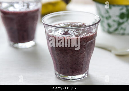 Banane mit Blueberry Smoothie durch einige frischen Bananen Stockfoto