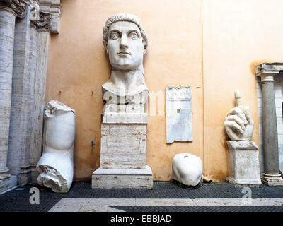 Fragmente einer kolossalen Statue von Konstantin (306-337 d.c.) Musei Capitolini - Rom, Italien Stockfoto