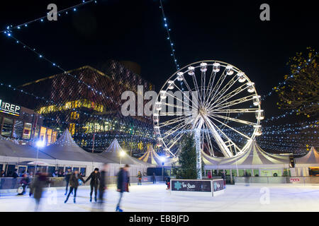 Menschen, Eislaufen auf der Kunsteisbahn vor der Bibliothek, Centenary Square, Birmingham, England. Stockfoto