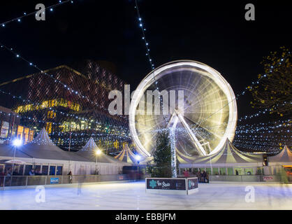 Menschen, Eislaufen auf der Kunsteisbahn vor der Bibliothek, Centenary Square, Birmingham, England. Stockfoto