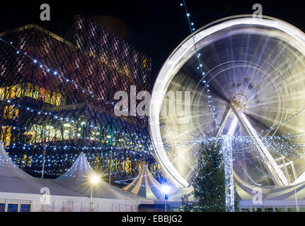 Menschen, Eislaufen auf der Kunsteisbahn vor der Bibliothek, Centenary Square, Birmingham, England. Stockfoto