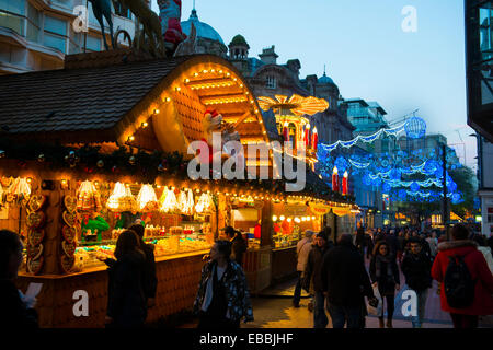 Frankfurter Weihnachtsmarkt Stände in New Street, Birmingham, West Midlands, England. Stockfoto