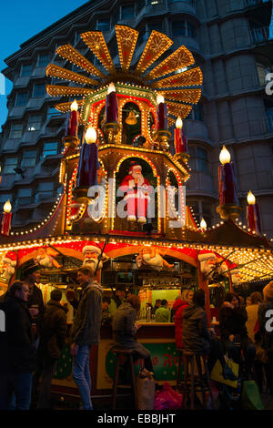 Frankfurter Weihnachtsmarkt Stände in New Street, Birmingham, West Midlands, England. Stockfoto