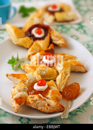 Blätterteig-Windmühlen mit Marmelade. Rezept zur Verfügung. Stockfoto