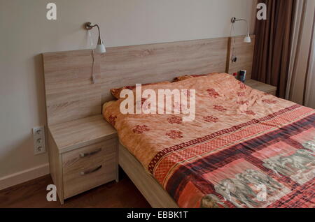 Schlafzimmer in frisch renovierte Wohnung in Sofia, Bulgarien Stockfoto