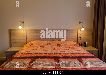 Schlafzimmer in frisch renovierte Wohnung in Sofia, Bulgarien Stockfoto