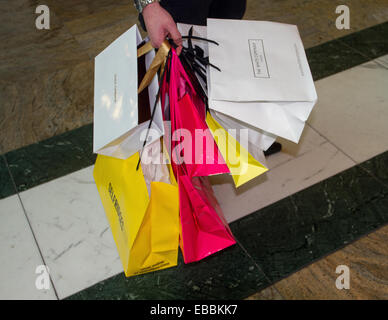 Frau mit verschiedenen Black Friday Sales Weekend Luxus Waren Einkaufstaschen. Weihnachtseinkäufe im Stadtzentrum, Einzelhandelsgeschäfte, Geschäfte, Selfridges Weihnachtseinkäufer, Discountverkäufe, Die Verbraucherausgaben der Frauen am Black Friday Weekend gelten als das größte Shopping-Event des Jahres. Britische Einzelhändler haben sich der US-Bonanza nach dem Weihnachtsgeschäft angenommen, wobei viele Kunden von Schnäppchenrabatten überrascht waren, Weihnachtsausgaben genossen und Geschenke, Geschenke und Verkaufsartikel mit einer Anzahl Taschen trugen. Stockfoto