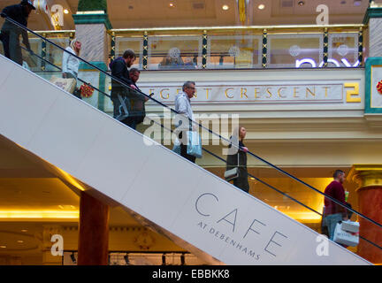 INTU Trafford Shopping Centre in Manchester. Trafford Centre Einkaufszentrum in Manchester Black Friday Sales Wochenende. City Center Holiday Shopping Season, Einzelhandel, Läden, Weihnachtskäufer, Rabatt Verkauf Shopping und Konsum am Schwarzen Freitag Wochenende als der größte Shopping Event des Jahres zu sein. Britische Händler haben die US-Post - Urlaub verkauf Bonanza angenommen, obwohl viele Kunden überrascht Links wurden von Wand-zu-Wand Rabatte in Geschäften wie einige gingen bonkers für Schnäppchen. Stockfoto