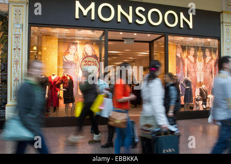 Täglichen Lebensstil Straßenszenen in Trafford Centre Einkaufszentrum in Manchester. Monsun 30 % Rabatt verkauf Black Friday Sales Wochenende. City Center Holiday Shopping Season, Einzelhandel, Läden, Weihnachtskäufer, Rabatt Verkauf Shopping und Konsum am Schwarzen Freitag Wochenende als der größte Shopping Event des Jahres zu sein. Britische Händler haben die US-Post - Urlaub verkauf Bonanza angenommen, obwohl viele Kunden überrascht Links wurden von Wand-zu-Wand Rabatte in Ihre bevorzugten Stores wie einige gingen bonkers für Schnäppchen. Stockfoto