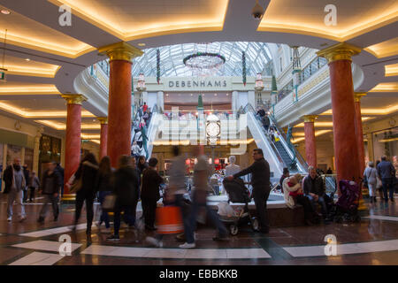 Debenhams im Trafford Centre Einkaufszentrum in Manchester Black Friday Sales Weekend. Weihnachtseinkäufe im Stadtzentrum, Geschäfte, Geschäfte, Weihnachtseinkäufe, Discountverkäufe, Und die Konsumausgaben am Black Friday Weekend gelten als das größte Shopping-Event des Jahres. Britische Einzelhändler haben die US-Bonanza nach dem Urlaub angenommen, obwohl viele Kunden von den Wall-to-Wall-Rabatten in ihren Lieblingsgeschäften überrascht wurden, während einige Bonker für Schnäppchen gingen. Stockfoto