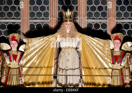 Nürnberg, Deutschland. 28. November 2014. Das Christkind Teresa Treuheit öffnet dem Christkindlesmarkt (Weihnachtsmarkt) auf der Empore der Frauenkirche in Nürnberg, 28. November 2014. Foto: DANIEL KARMANN/Dpa/Alamy Live News Stockfoto