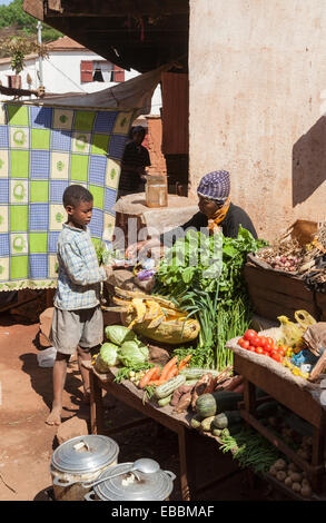 Afrikanische Lokalmatador kaufen Gemüse am Straßenrand stand in Antananarivo oder Tana, Hauptstadt Madagaskars Stockfoto