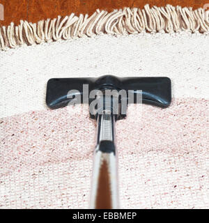 Teppich Absaugen mit einem Staubsauger zu Hause Stockfoto