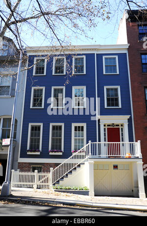 Typisches Vorstadthaus in Brooklyn Heights Bezirk von New York City USA blau lackiert Stockfoto