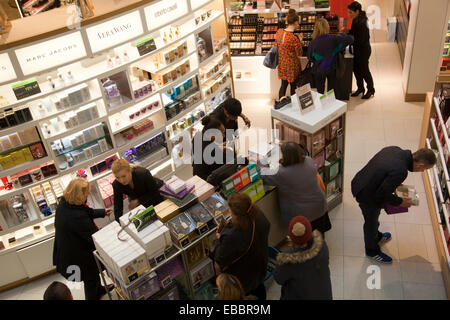 John Lewis Duft und Kosmetik-Abteilung - Oxford Street - London UK Stockfoto