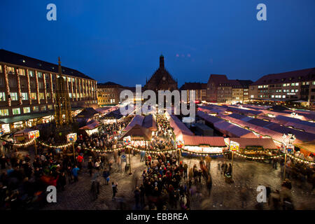 Nürnberg, Deutschland. 28. November 2014. Der Christkindlesmarkt (Weihnachtsmarkt) in Nürnberg, 28. November 2014. Foto: DANIEL KARMANN/Dpa/Alamy Live News Stockfoto