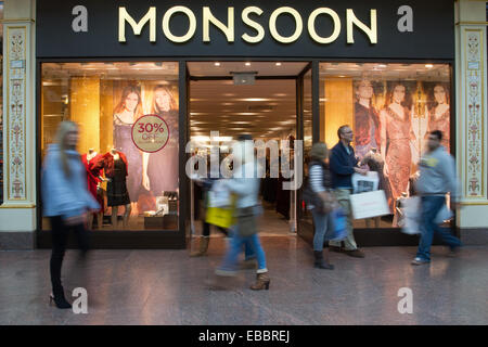 Einkaufszentrum Trafford Centre in Manchester.  30 % Rabatt auf Black Friday Sales Wochenende Monsun.  Stadtzentrum Weihnachtseinkäufe Saison, Einzelhandel, Geschäfte, Weihnachten Shopper, Rabatt Verkauf shopping und Konsumausgaben am schwarzen Freitag Wochenende gilt als die größte shopping-Event des Jahres.   U.K Einzelhändler haben die US-Post-Urlaub Verkauf Bonanza angenommen, sogar obwohl viele Kunden blieben überrascht von Wand zu Wand Rabatte in ihren Lieblingen Läden wie einige verrückt nach Schnäppchen ging. Stockfoto