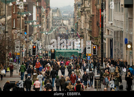 Glasgow, Schottland. 28. November 2014. Käufer zu Fuß entlang der Buchanan Street in Glasgow am "Black Friday" 28. November 2014. Bildnachweis: Sam Kovak/Alamy Live-Nachrichten Stockfoto