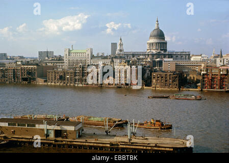 St. Pauls Cathedral abgebildet von Bankside Power Station (jetzt Tate Modern) 1964 Stockfoto