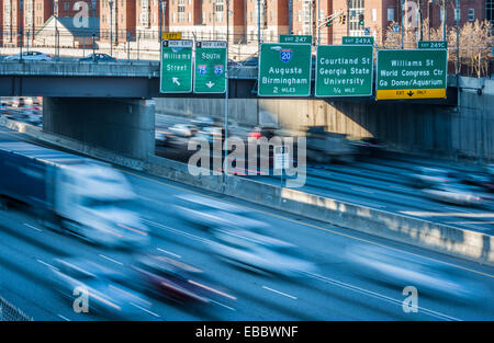 Schon früh morgendlichen Rushhour unter der North Avenue Bridge auf der i-75 / 85 Innenstadt Connector in Atlanta, Georgia, USA. Stockfoto