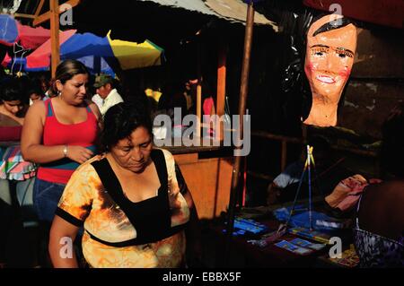 Puppen für Verbrennungen auf New Years Eve Party - 2013 - Markt in TUMBES. Abteilung von Tumbes. Peru Stockfoto