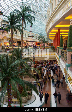 Einkaufszentrum Trafford Centre in Manchester. Gewölbte Vorhöfe am Einkaufszentrum Trafford Centre in Manchester Black Freitag Verkauf Wochenende.  Stadtzentrum Weihnachtseinkäufe Saison, Einzelhandel, Geschäfte, Weihnachten Shopper, Rabatt Verkauf shopping und Konsumausgaben am schwarzen Freitag Wochenende gilt als die größte shopping-Event des Jahres.   U.K Einzelhändler haben die US-Post-Urlaub Verkauf Bonanza angenommen, sogar obwohl viele Kunden blieben überrascht von Wand zu Wand Rabatte in ihren Lieblingen Läden wie einige verrückt nach Schnäppchen ging.  Bildnachweis: Mar Photographics/Alamy Live-Nachrichten Stockfoto