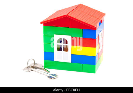 Spielzeug, Kinderhaus und Satz von Schlüsseln. Konzept Stockfoto
