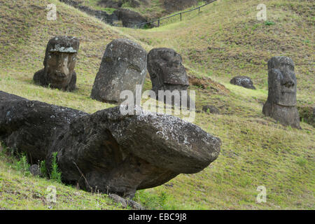 Chile, Osterinsel aka Rapa Nui. Rapa Nui Nationalpark, historische Stätte von Rano Raraku "Steinbruch". Stockfoto