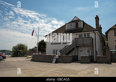 Itchenor Hafen Büro, West Sussex, England - am Hafen von Chichester Stockfoto